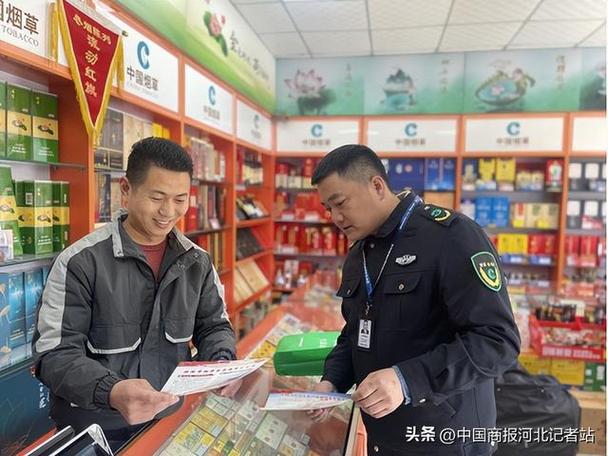 图为工作人员向零售客户宣传烟草专卖法律法规立足群众需求,做通俗易